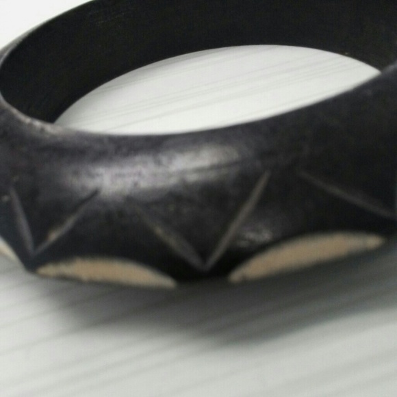 Vintage wood carved bangle - Picture 2 of 4